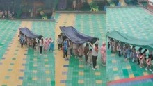 幼儿园老师淋雨撑篷布送萌娃进教室：不能让孩子们淋湿
