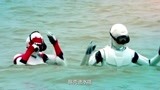 澳门风云3：傻强带奀妹游泳，谁想自己脑壳反倒进了水，好傻啊