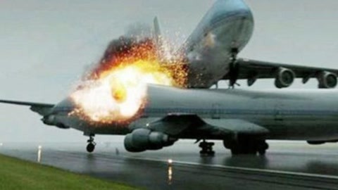 尤柏林根空难影像:两架飞机在高空相撞,飞机被撞成两截!