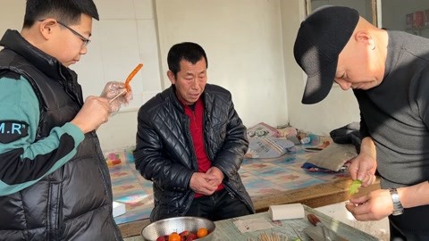 东北爷仨糖葫芦大杂烩,辣条,鸡爪都上场了,雪人糖葫芦真好看