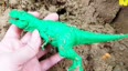 沙漠中挖掘恐龙模型