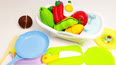 浴缸里堆满了各种颜色的蔬菜水果切切乐早教益智过家家玩具