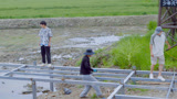 幕后：蒋敦豪赵小童走钢管像走钢丝 种地团水上钢架演谋权大戏