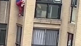 六旬婆婆被困14楼窗台外