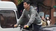 男子在街头骑超高版自行车，网友好奇他是怎么上去的