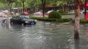 河南开封发布暴雨红色预警 部分街头积水已经没过膝盖